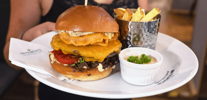 Burger s hovězím chuck-roll a domácí hranolky