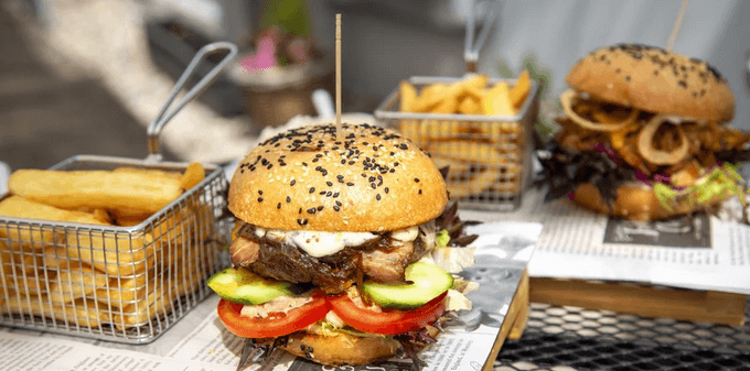 2× burger s mletým hovězím či vepř. trhaným masem