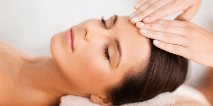 Manuální lifting obličeje s aplikací masky 