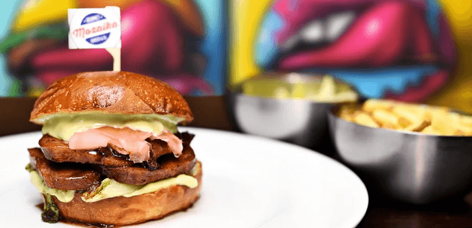 Speciální burger s hovězím jazykem, hranolky