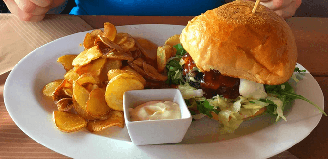 150g burger dle výběru + domácí bramborové chipsy 