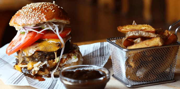 Burger s hovězím masem a hranolky