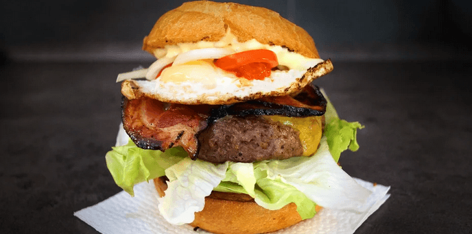Hovězí burger se slaninou, vajíčkem a hranolky