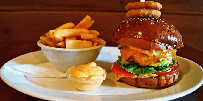 Burger, hranolky a dip dle výběru 
