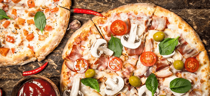 2 čerstvě nazdobené pizzy dle výběru