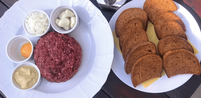 500 g tataráku a topinky 