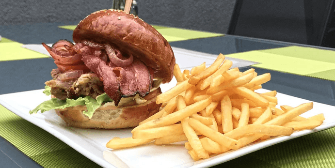 Hamburger s trhaným vepřovým i hranolky