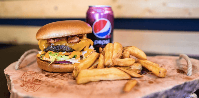 Burger podle výběru, hranolky a nápoj
