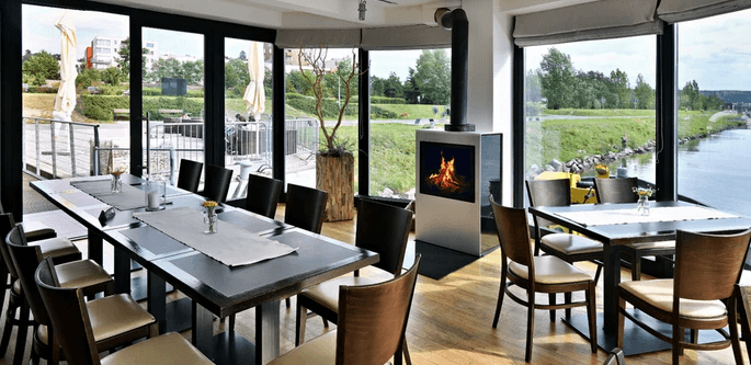 4chodové menu podávané na lodi pro dva