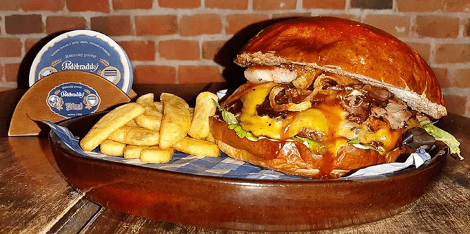 Hovězí burger v domácí bulce, hranolky