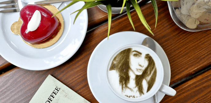 Selfie coffee a krásný zákusek