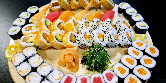 30 ks sushi s wasabi, zázvorem a sushi salátem