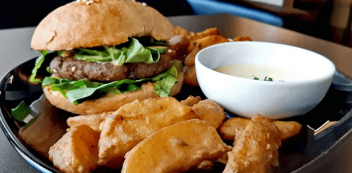 Indický vegetariánský či kuřecí burger a hranolky