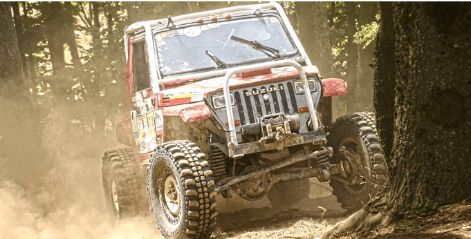 Zážitková jízda v offroad speciálu těžkým terénem 