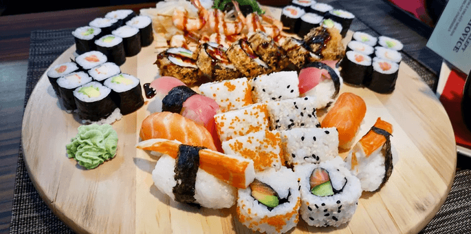 29 kousků sushi s lososem, krevetami i úhořem