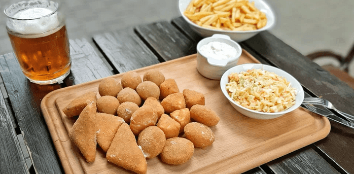 500 g sýrů s hranolky a coleslawem