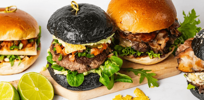 Burgerové menu s hranolky a domácí limonáda