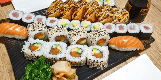 32 ks sushi s lososem, tuňákem, okurkou i avokádem