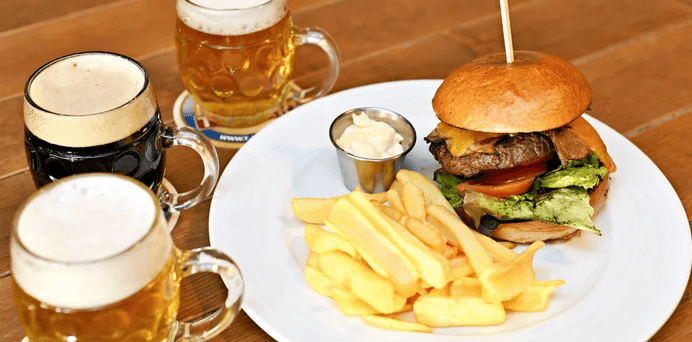 Hovězí burger, hranolky a pivo