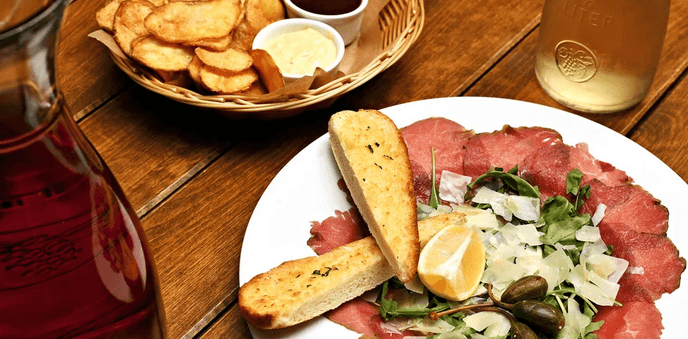 0,5 l vína a domácí chipsy a carpaccio pro 2 osoby