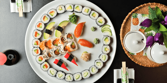 38 ks sushi s lososem, úhořem, tuňákem i avokádem