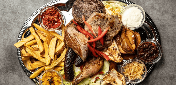 1,2 kg masových specialit s přílohou a omáčkami