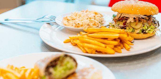 Burger nebo tortilla s trhaným masem, hranolky 