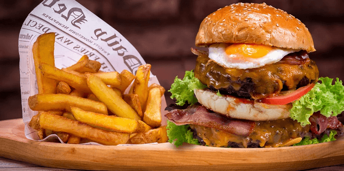 Burger s dvojitou porcí masa, belgické hranolky