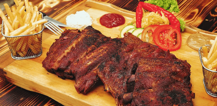 Půl kila uzených žeber z grilu, hranolky, omáčky 