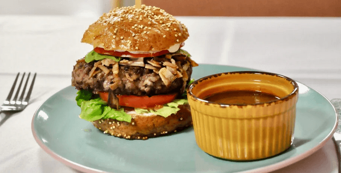Burger z vyzralého hovězího v domácí bulce