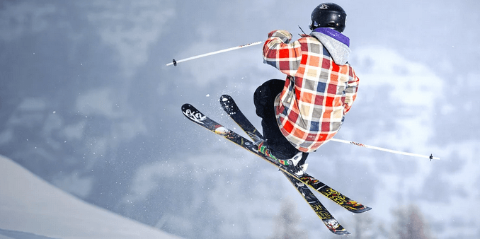 Skok do air bagu na lyžích nebo snowboardu 