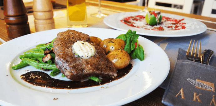 Menu s aperitivem a steakem z hovězího roštěnce