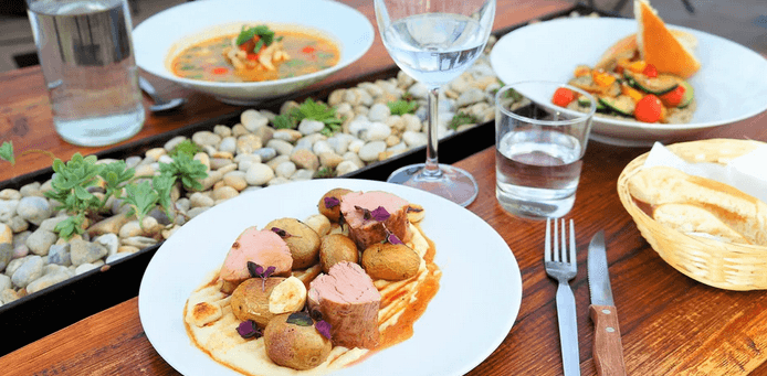 3chodové menu v moderní restauraci
