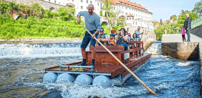 1× lodní lístek na plavbu na voru centrem 