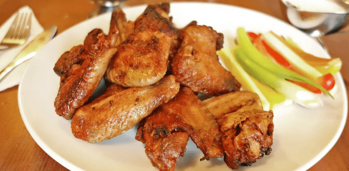 1 kg pikantních kuřecích křidélek se zeleninou