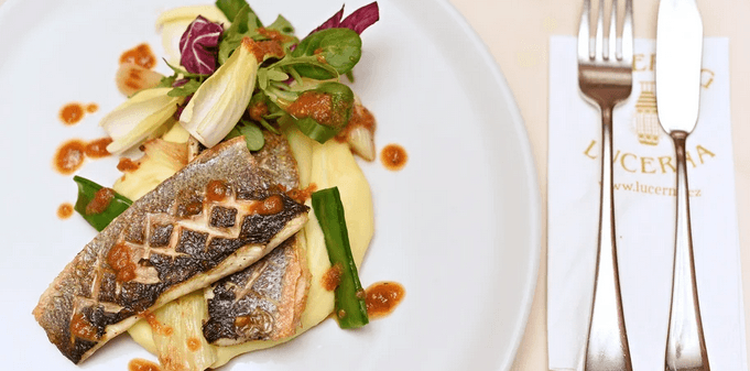 Tříchodové menu a dva lístky do kina Lucerna 