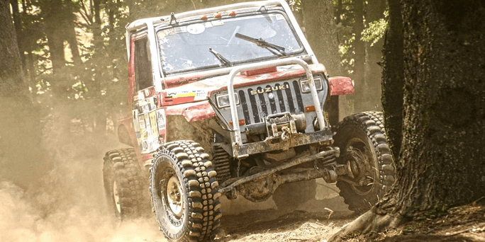 Zážitková jízda v offroad speciálu těžkým terénem 