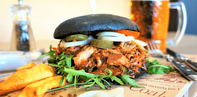 BBQ burger s trhaným vepřovým masem