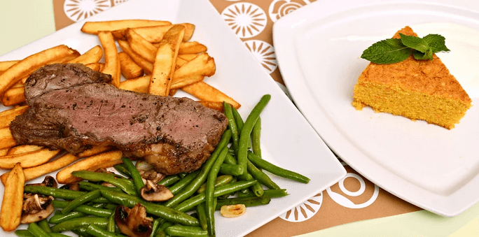 Steak z amerického býčka, příloha, salát, dezert