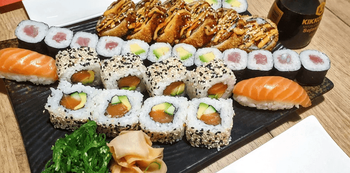 32 ks sushi s lososem, tuňákem, okurkou i avokádem