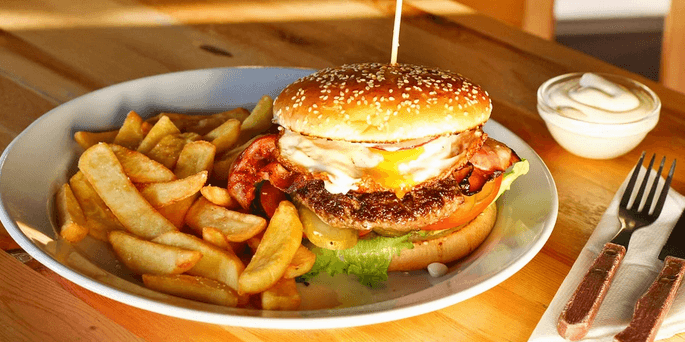 Burger s hovězím, slaninou,sázeným vejcem,hranolky