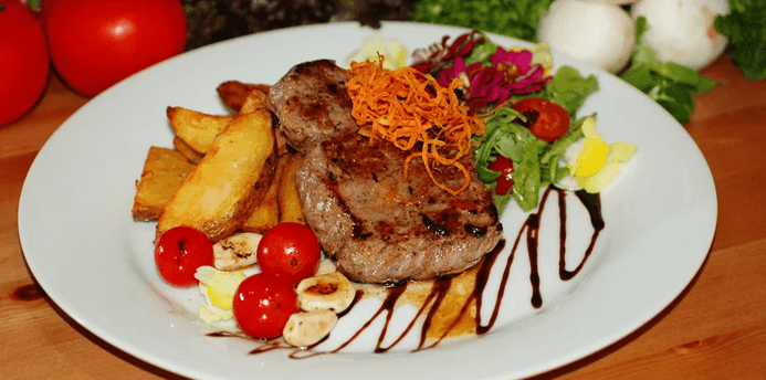 Hovězí rumpsteak a domácí americké brambory