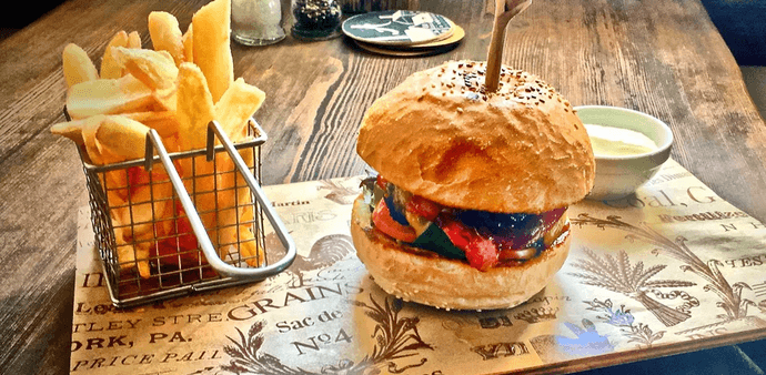 Burger dle výběru z 5 druhů, hranolky, dip