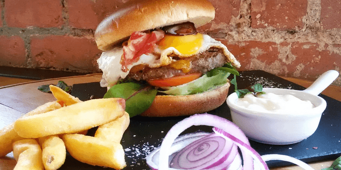 Hovězí burger s vejcem, majonézou a hranolky