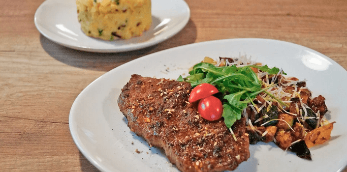 Kuřecí,vepřový či hovězí steak s omáčkou a příloha