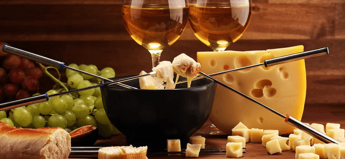 Sýrové fondue s lahví bílého vína pro dva