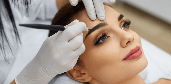 Permanentní make-up obočí, očních linek nebo rtů 