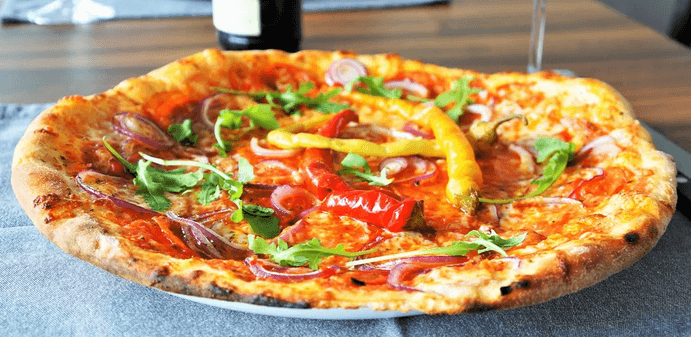 Dvě pizzy o průměru 33 cm