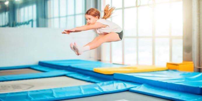 Vstup do arény s trampolínami a dalšími atrakcemi 