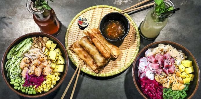Poké bowl menu s lososem i krevetami